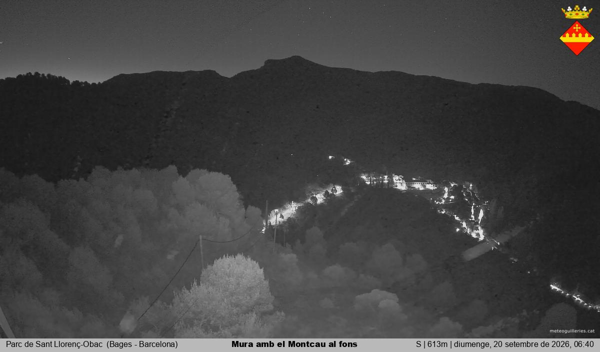 Mura amb el Montcau al fons