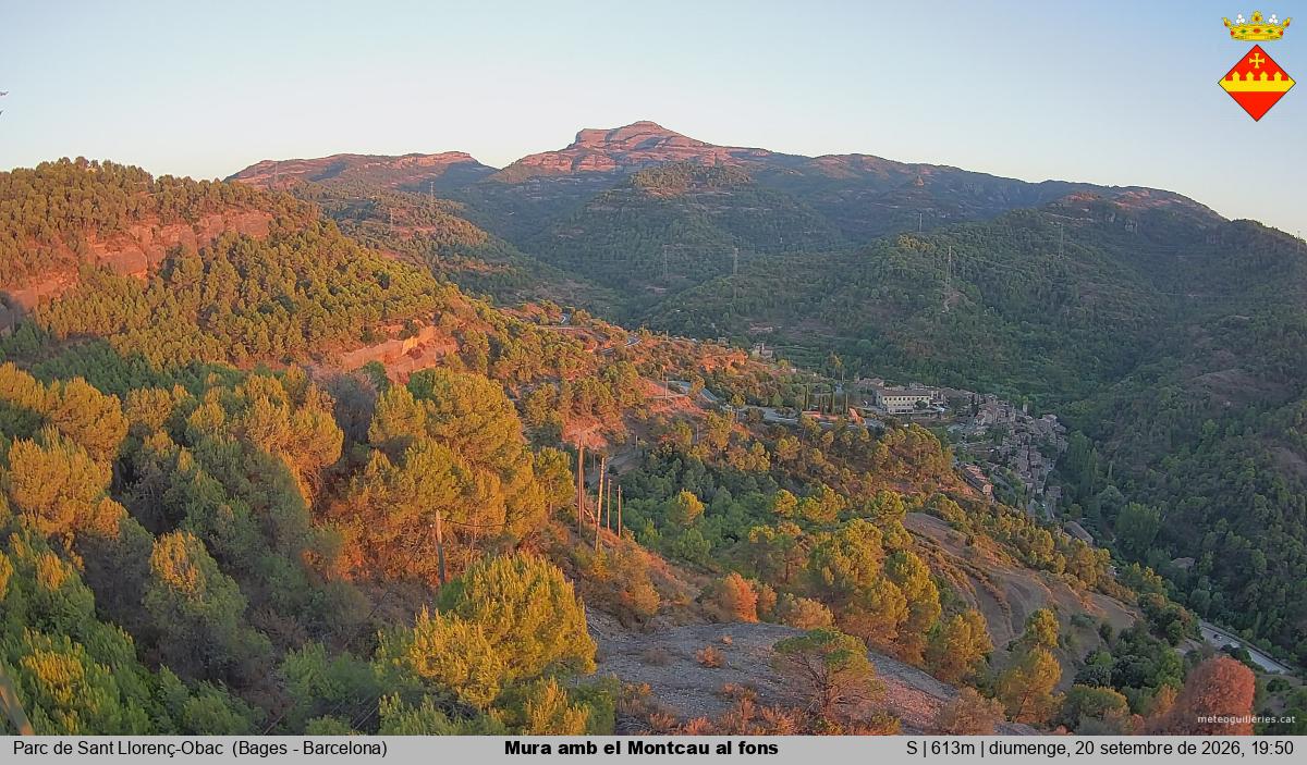 Mura amb el Montcau al fons