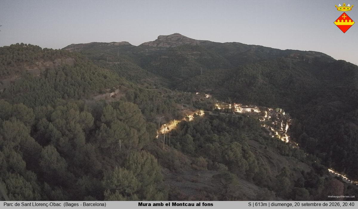 Mura amb el Montcau al fons