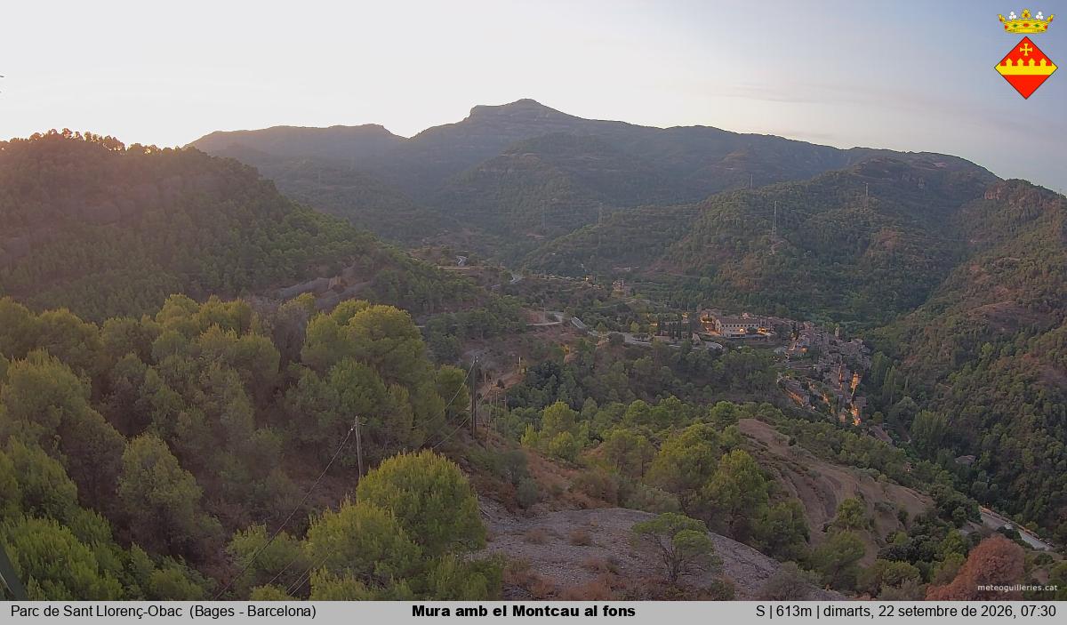 Mura amb el Montcau al fons