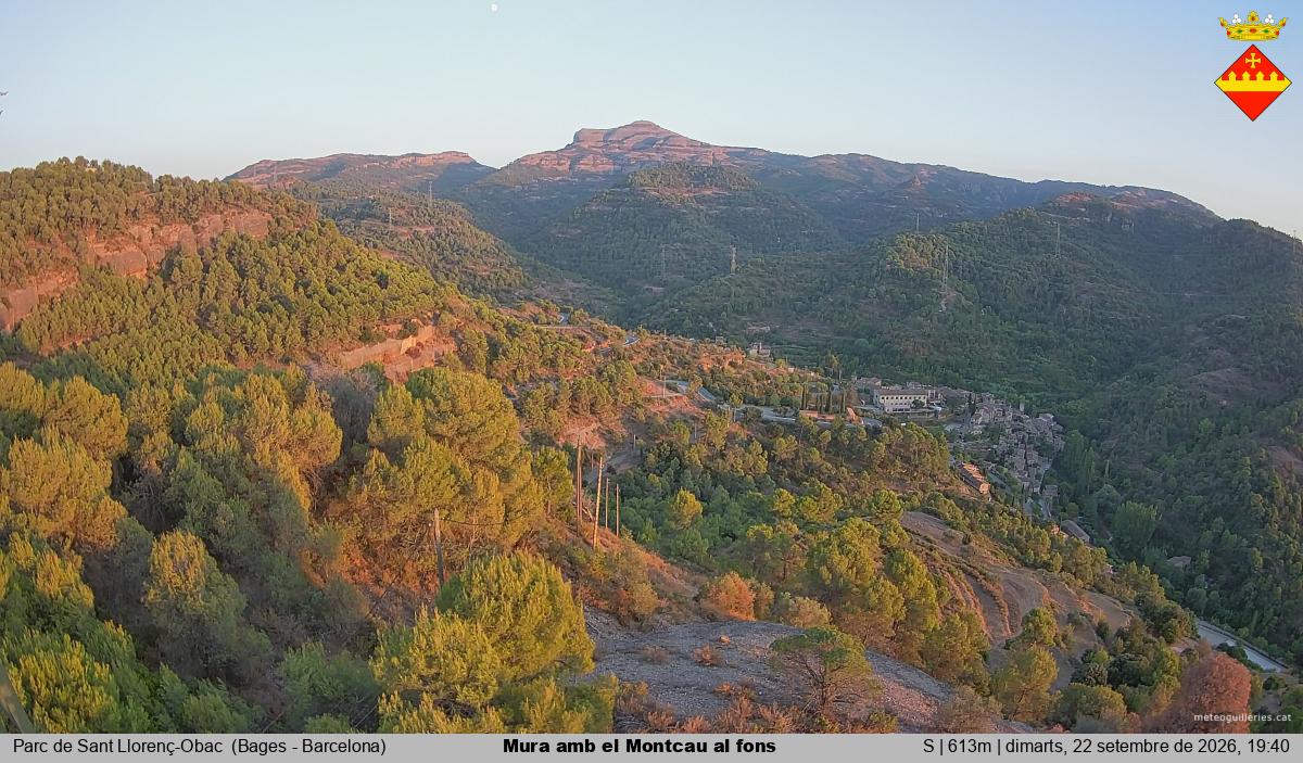 Mura amb el Montcau al fons