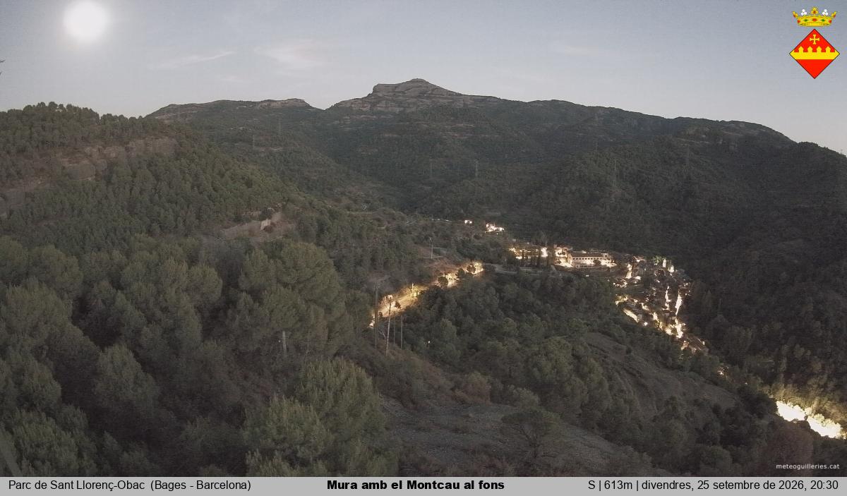 Mura amb el Montcau al fons