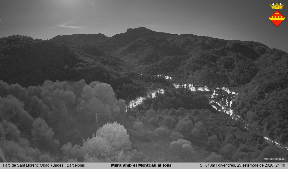 Mura amb el Montcau al fons