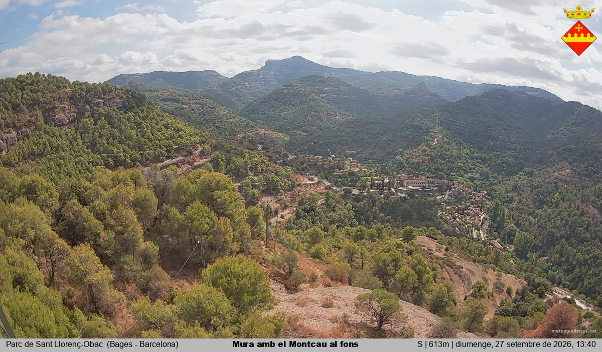 Mura amb el Montcau al fons