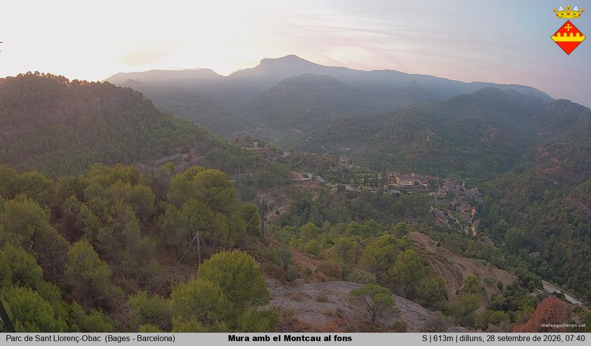 Mura amb el Montcau al fons