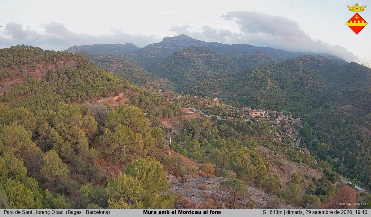 Mura amb el Montcau al fons