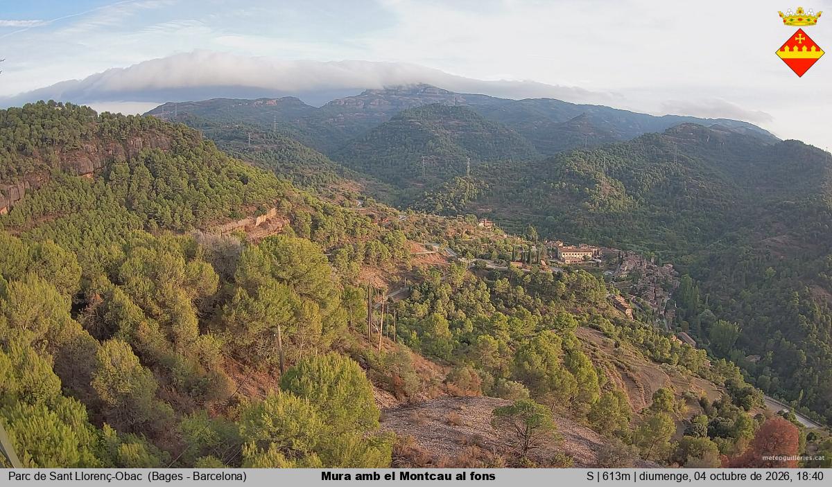 Mura amb el Montcau al fons