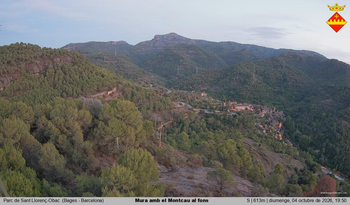 Mura amb el Montcau al fons