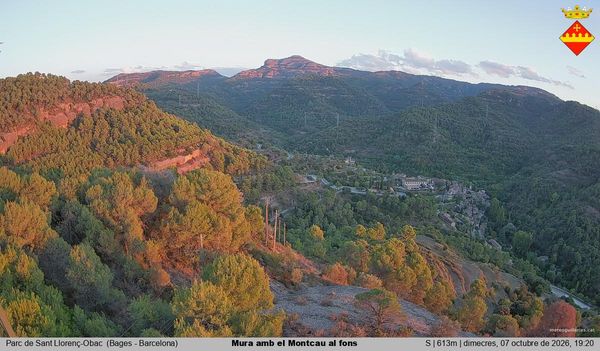 Mura amb el Montcau al fons