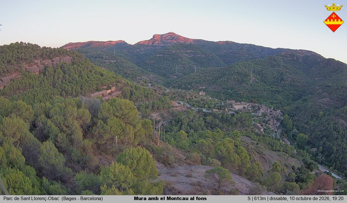 Mura amb el Montcau al fons