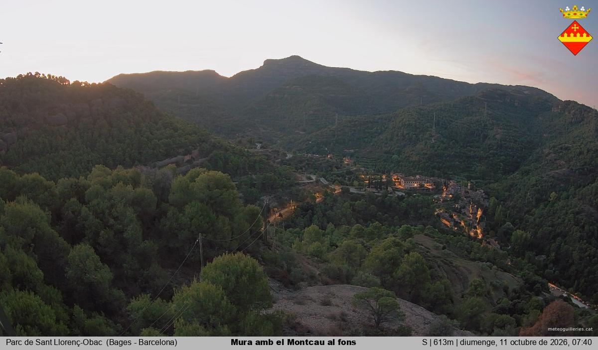 Mura amb el Montcau al fons
