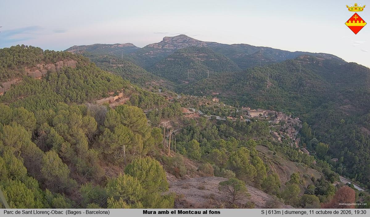 Mura amb el Montcau al fons