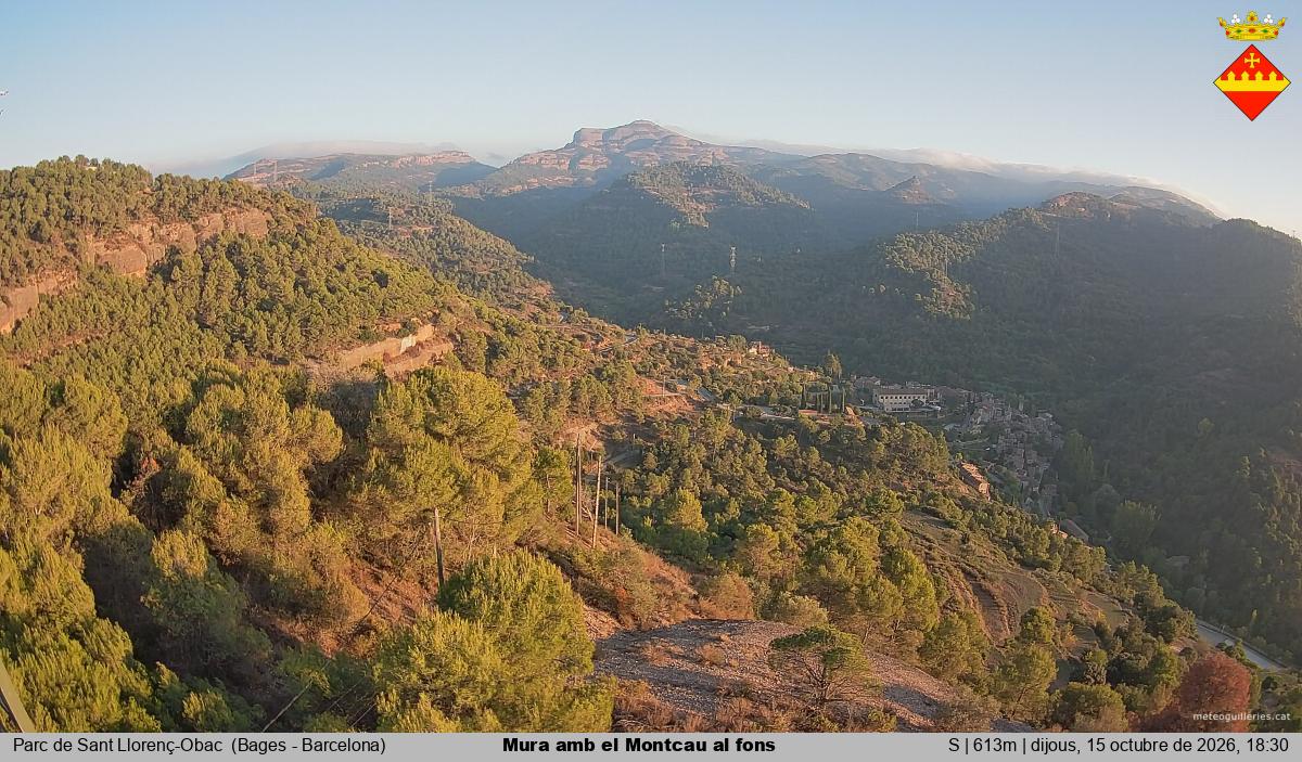 Mura amb el Montcau al fons