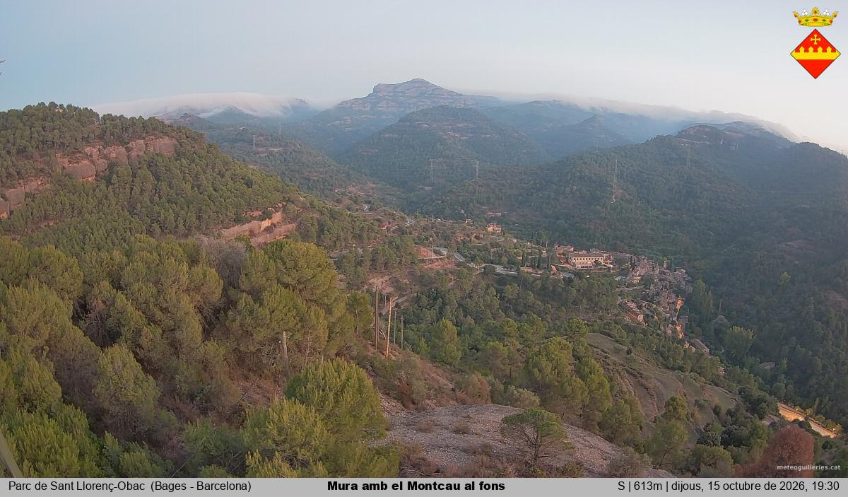 Mura amb el Montcau al fons