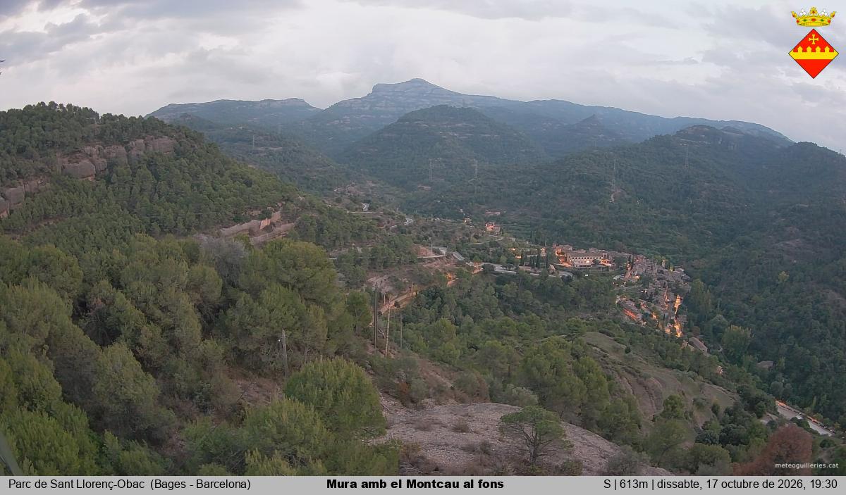 Mura amb el Montcau al fons