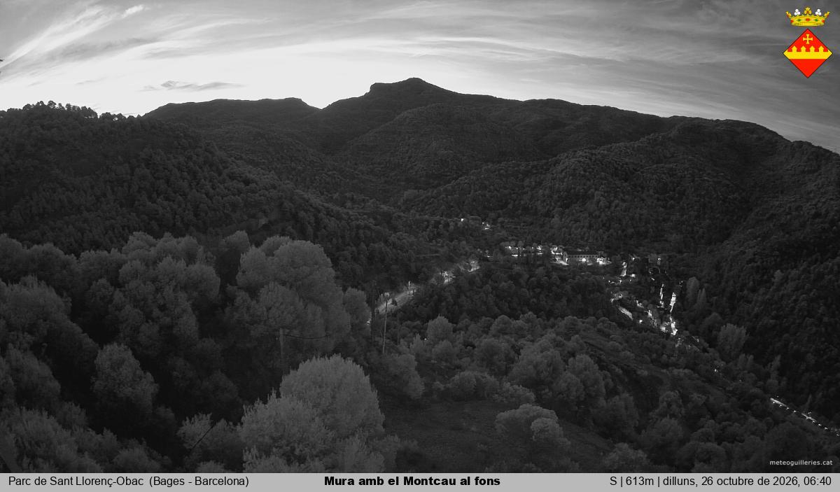 Mura amb el Montcau al fons
