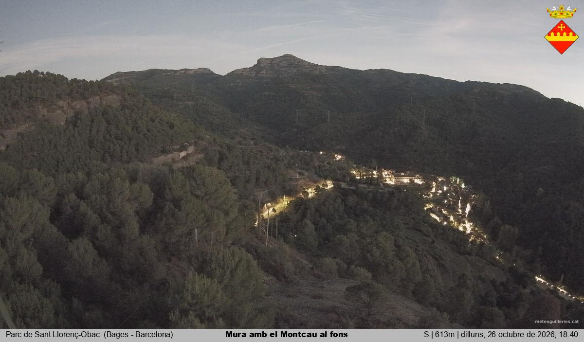 Mura amb el Montcau al fons