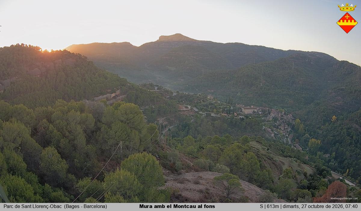 Mura amb el Montcau al fons