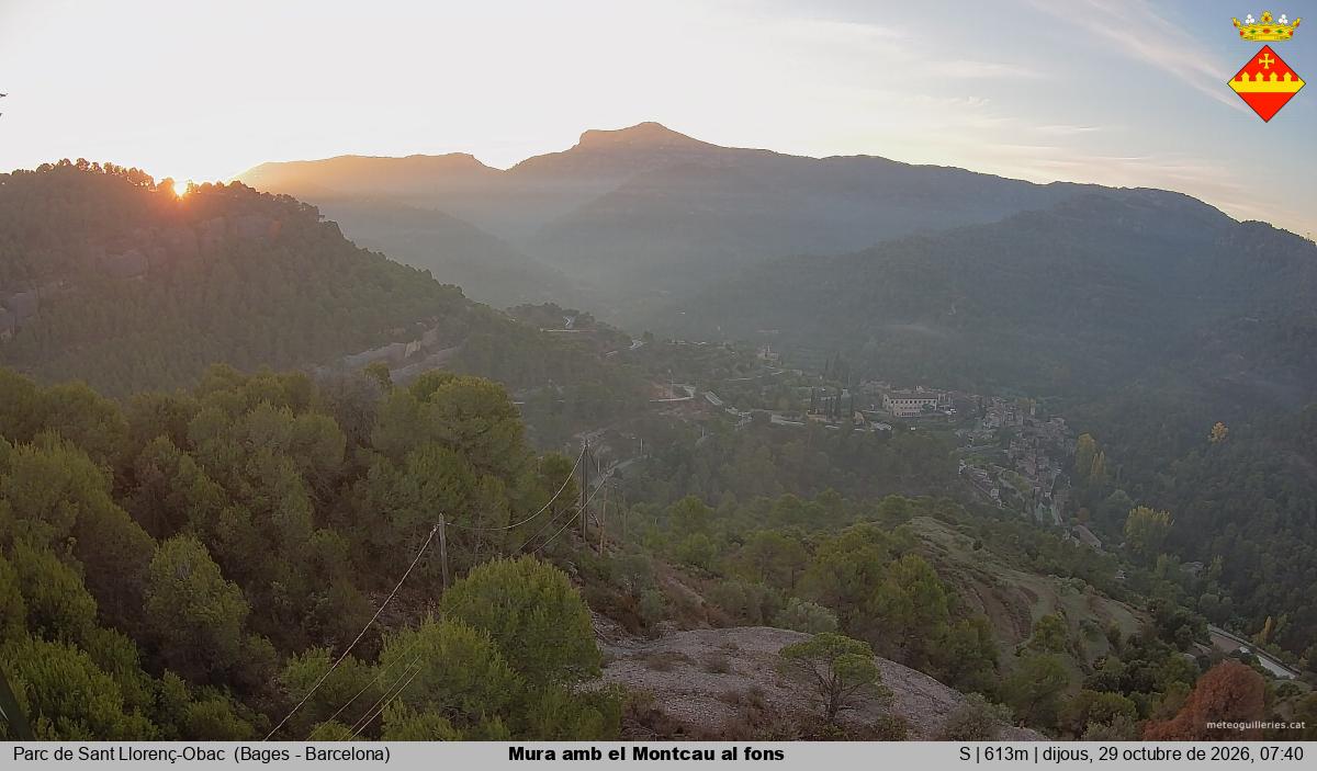 Mura amb el Montcau al fons